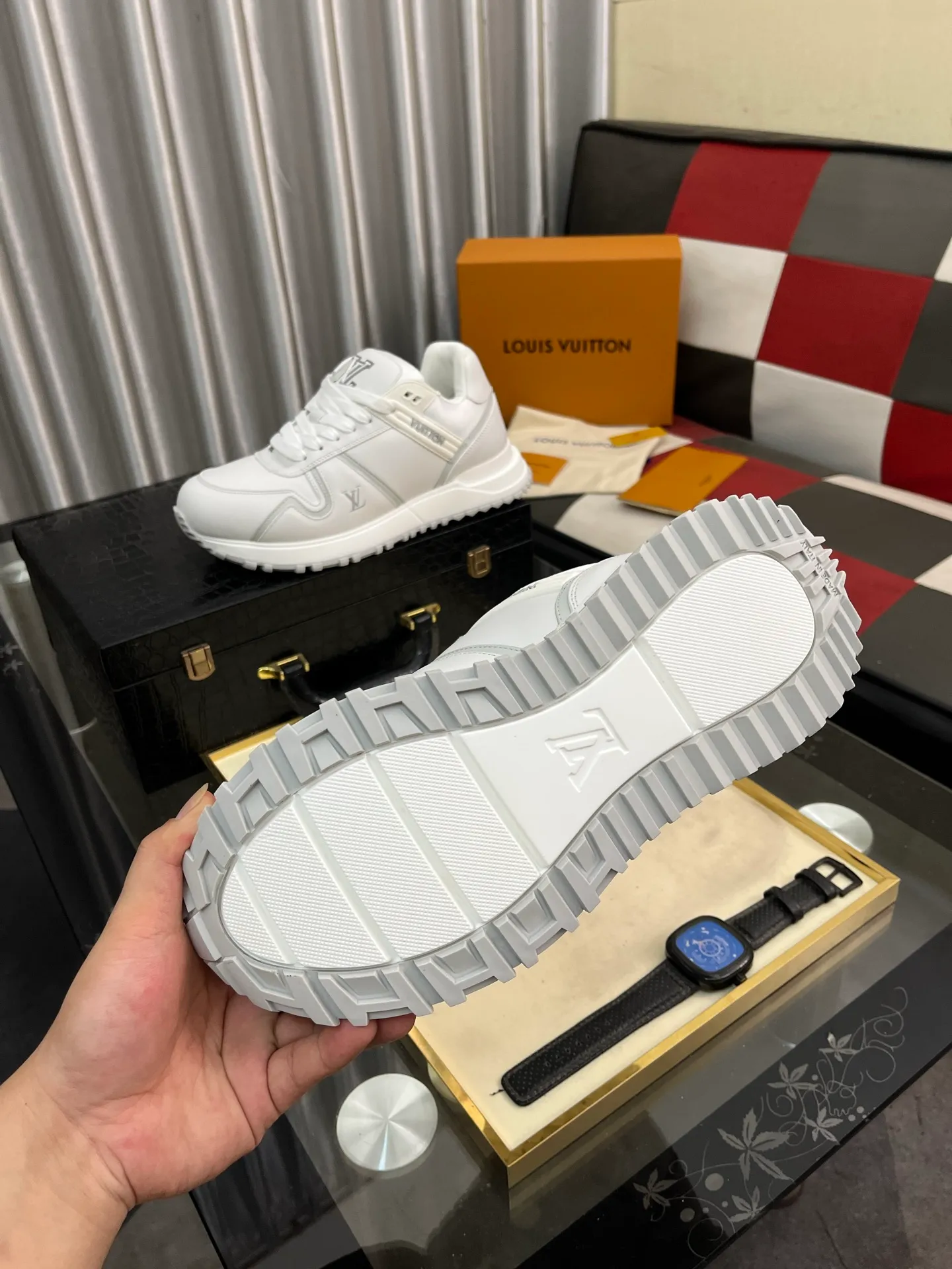 Men's Men's Shoes 💰760⌚️⌚️LV Classic men's sneakers are shipped. Lightweight thick-soled chubby bread shoes, super versatile and multiple styles are coming! This sneaker is made of smooth cowhide punching and grained cowhide stitching to create an elegant design. Grained cowhide is stitched with technical mesh, and smooth cowhide and grained cowhide are combined in multiple styles. The color is classic and versatile, and it can be easily integrated into various styles. The eye-catching LV letters are marked on the side of the shoe, the tongue is decorated with LV embroidered letter web logo, the brand logo is screen-printed on the heel, and the lightweight rubber outsole is embellished with Vuitton's personalized logo. The fabric-lined foot pads make your feet fashionable, handsome and versatile! Comes with full original packaging! Size: 35-46 (40 for women, 38.45.46 for men, customized)
